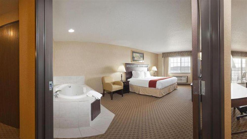 Express Riverfront-davenport By Ihg