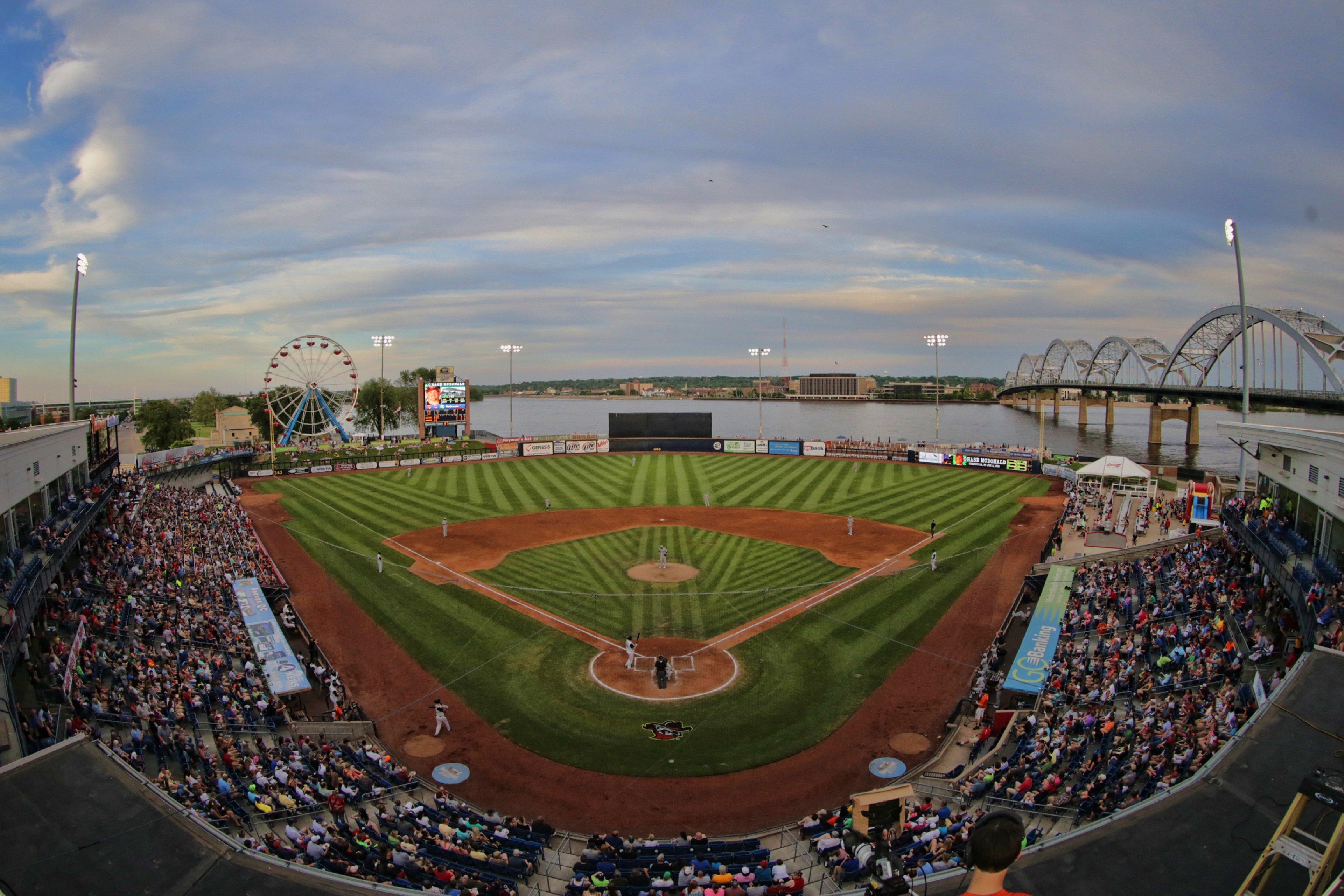Express Riverfront-davenport By Ihg Hotel