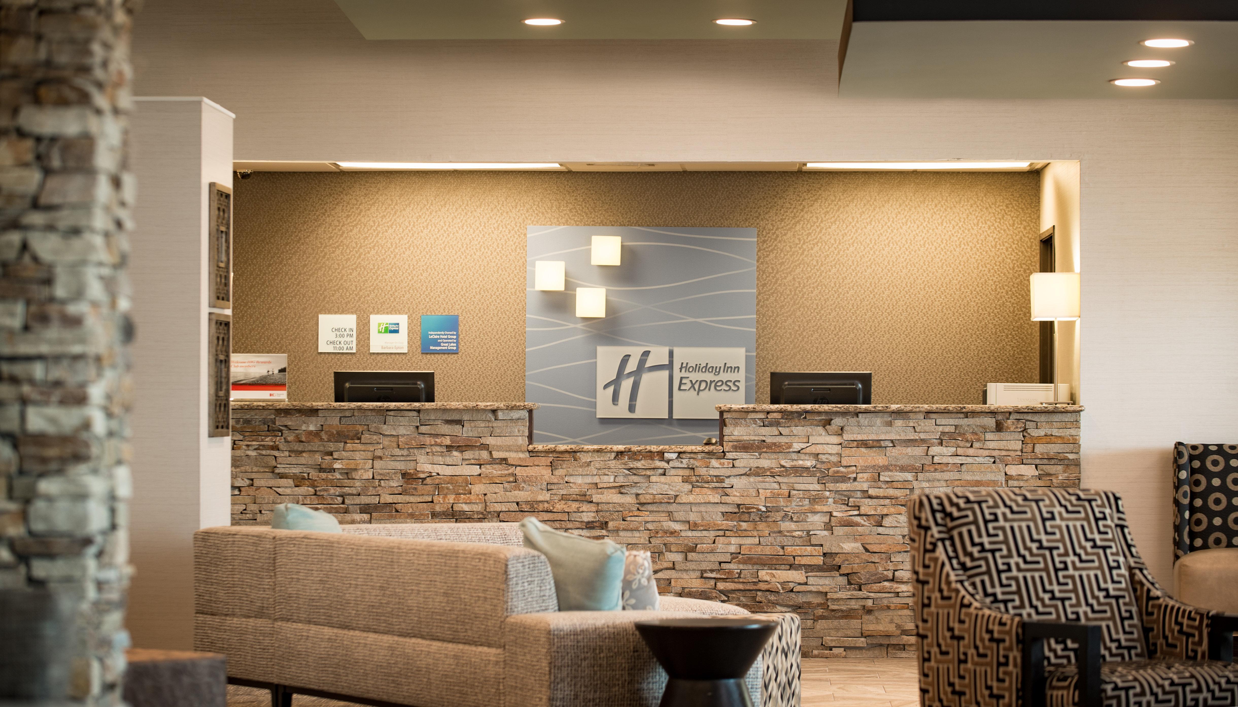Express Riverfront-davenport By Ihg Hotel 2*