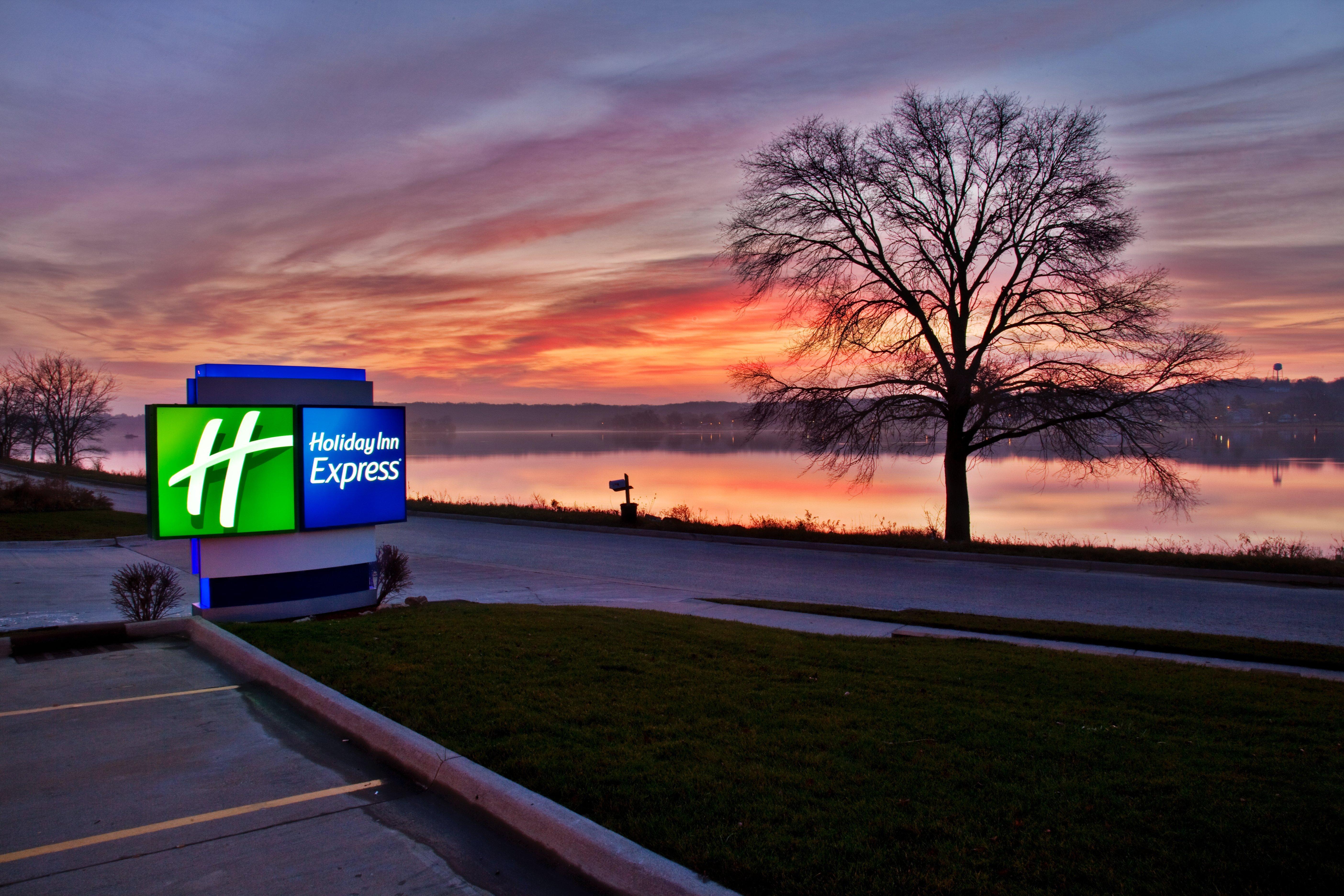 Express Riverfront-davenport By Ihg Hotel 2*