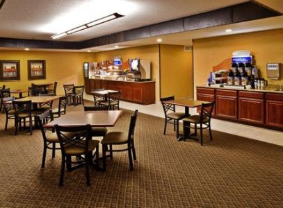 Hotel Express Riverfront-davenport By Ihg 2*