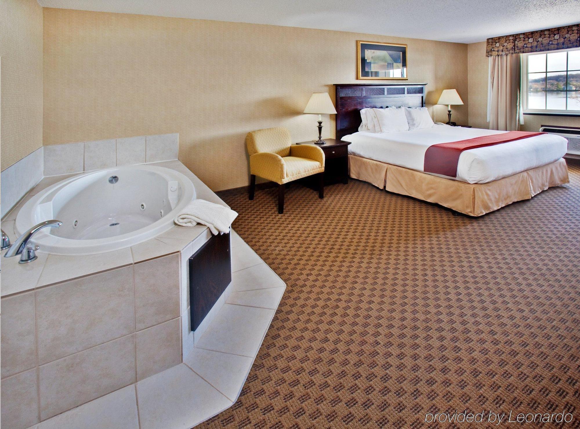 Hotel Express Riverfront-davenport By Ihg
